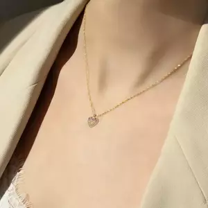 375 arany medál - szív körvonal rózsaszín és átlátszó cirkóniákkal kirakva kép