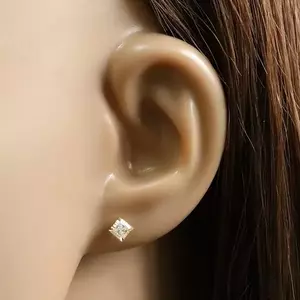 9K arany fülbevaló – egy négyzet alakú cirkónia bemetszésekkel ellátott vonallal szegélyezve kép