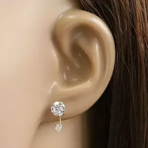 375 arany fülbevaló – egy csillogó átlátszó cirkónia és egy kerek átlátszó cirkónia egy pálcán kép