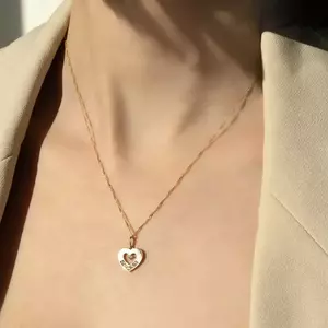 585 arany medál – lapos szív körvonala egy kivágással, átlátszó cirkóniák kép