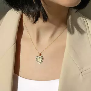 Medál kombinált 585 aranyból – szív alakú tábla, szívkörvonal Szűz Máriával kép