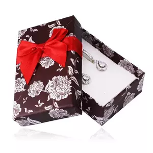 Sötétbarna díszdoboz fülbevalóhoz vagy lánchoz - fehér virágok, díszes piros masni kép