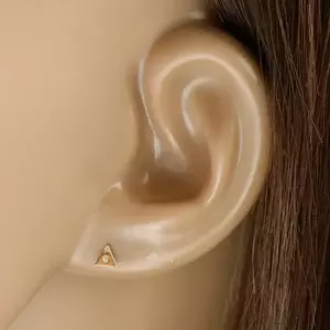 9K arany fülbevaló – kis háromszög egy átlátszó cirkóniával középen, beszúrós fülbevaló kép