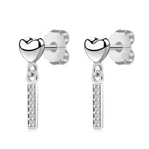375 fehér arany fülbevaló - szív, csík átlátszó cirkóniákkal, stekkerzárral kép