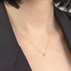 585 sárga arany nyaklánc - apró lógó lakat, három átlátszó briliáns kép