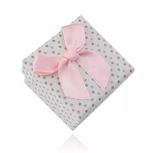 Fehér ajándékdoboz rózsaszín masnival és rózsaszín-szürke pöttyökkel kép