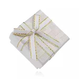 Fehér ékszeres ajándékdoboz fényes fehérarany masnival kép