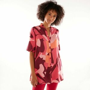 Tunika gombos nyakkivágással és grafikus mintával kép