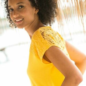 Egyenes V-nyakú póló makraméval kép