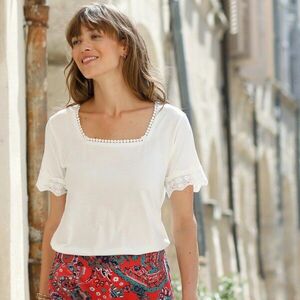 Póló szögletes nyakkivágással és csipkével kép