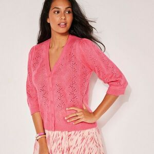 V-nyakú csipkés gombos pulóver kép