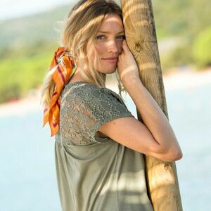 Egyszínű póló makraméval kép