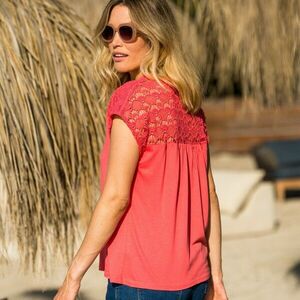 Egyszínű póló makraméval kép