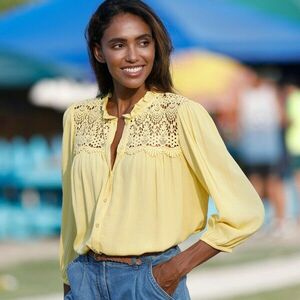 Gombos blúz makraméval és fodrokkal kép