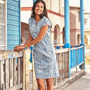 Ruha nyomott mintával gombokkal a vállon kép