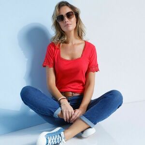 Szögletes nyakkivágású póló kép