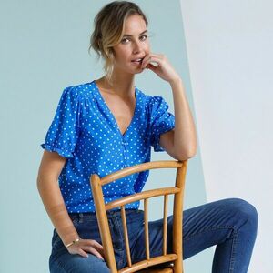 Rövid ujjú, pöttyös blúz pöttyös mintával kép