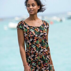 Póló dekoratív zsinórokkal a vállakon, nyomtatott kép