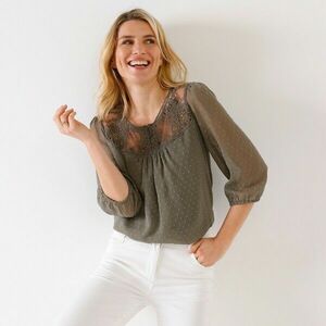 Egyszínű blúz makraméval kép