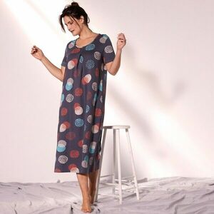 Hosszú hálóing grafikus mintás nyomtatással kép