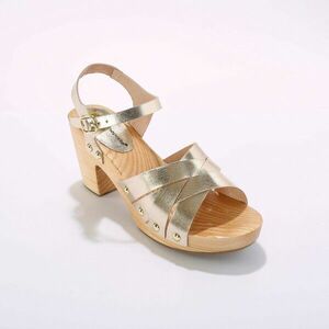 Bőrszandál szegecsekkel és fa sarokkal kép