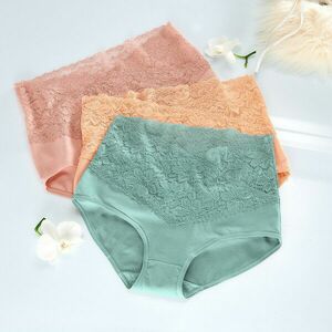 3 db csipkés bugyi szettben kép