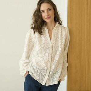 Virágmintás csipkeblúz fodros díszítéssel kép