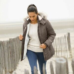 Vízálló kabát kapucnival és műszőrme szegéllyel kép