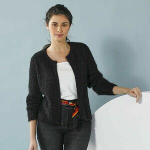 Rövid kardigán apró termetűeknek, bolyhos kötött anyagból. kép