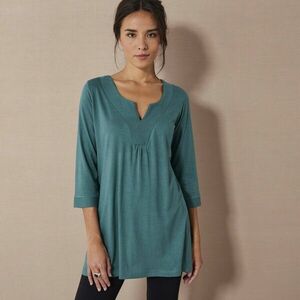 Egyszínű tunika díszes nyakkivágással és 3/4-es ujjakkal kép