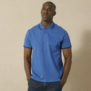 Rövid ujjú piké pólóing csíkokkal az ujjakon és a galléron. kép