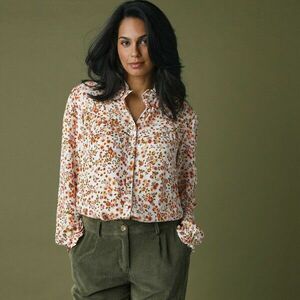 Krepp blúz fodros és mintás mintával kép