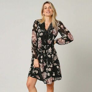 Bő ruha virágmintával és csipkével kép