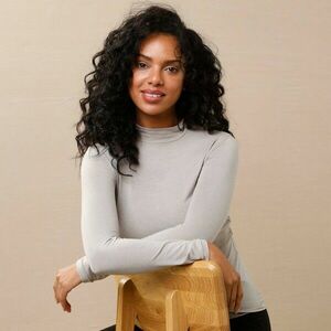 Meleg póló hosszú ujjú, állógallérral és hosszú ujjakkal kép