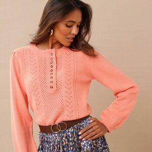 Áttört mintájú pulóver tunéziai gombos nyakkivágással kép