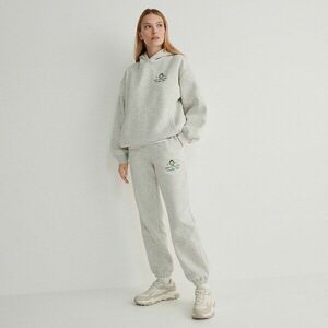 Reserved - Melegítőnadrág hímzéssel - Világosszürke kép