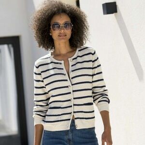 Csíkos pulóver dekoratív gombokkal kép