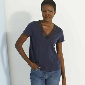 V-nyakú póló csipkével kép