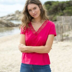 V-nyakú póló csipkével kép