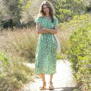 Hosszú ruha cipzáras nyakkivágással és rövid ujjakkal, kreponból készült, nyomtatott mintával. kép