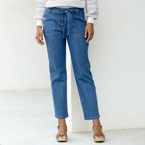 Egyenes farmernadrág magas derékkal és nyakkendős övvel kép