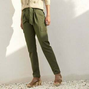 Cargo nadrág magas derékkal és zsebekkel kép