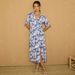 Hosszú, bővített ruha könyökig érő ujjakkal, krepp mintával kép