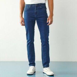 Egyenes szabású, 5 zsebes, rugalmas farmerből készült farmer, 170 és 178 cm közötti magasság esetén, belső szárhossz 77 cm kép