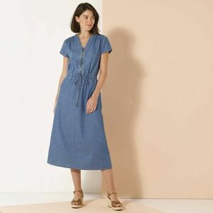 Hosszú ruha cipzáras nyakkivágással és rövid ujjakkal, könnyű farmerből készült. kép