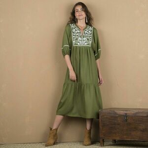 Midi ruha hímzéssel és könyökig érő ujjakkal kép