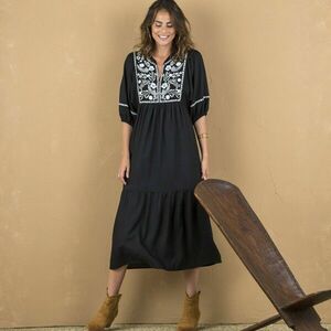 Midi ruha hímzéssel és könyökig érő ujjakkal kép