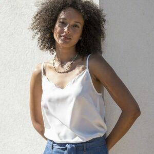 Egyszínű v-nyakú felső hullámos kivitelben kép