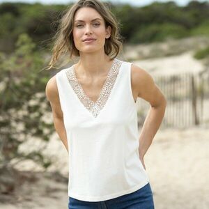 V-nyakú felső csipkével kép