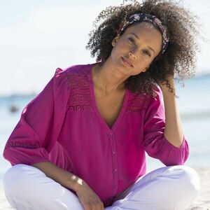 V-nyakú blúz makraméval kép